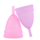 La période réutilisable menstruelle de silicone médical met en forme de tasse le doux 2pcs flexible avec 1 stockage