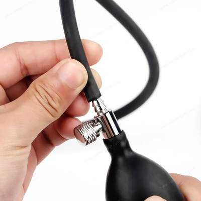 La pompe à ampoules en latex est l'outil idéal pour gonfler les appareils médicaux et les objets de loisirs